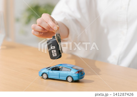 車購入の契約をするイメージ 141287426