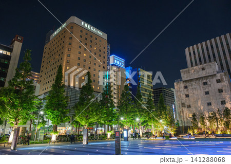 神奈川県川崎市 川崎市役所前の広場とホテルが立ち並ぶ美しい夜景 141288068