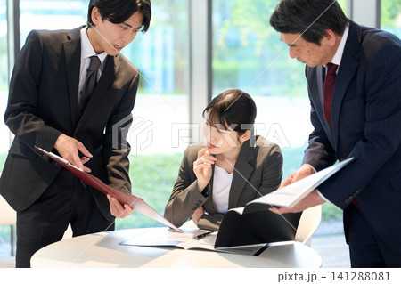 上司と部下からの圧力を感じるビジネスウーマン 上司と部下からの圧力を感じるビジネスウーマン 141288081