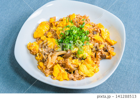 麻婆卵 ひき肉としめじ入りの中華風卵炒め 麻婆卵 ひき肉としめじ入りの中華風卵炒め 141288513