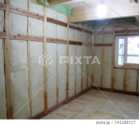 木造住宅の壁にグラスウール断熱材を施工した新築現場 141288727