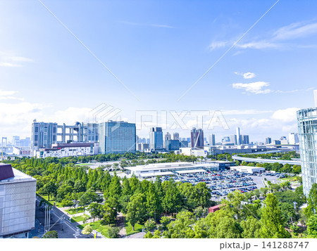 お台場の街並みと広大な青空 晴れた夏の日のパノラマ風景 141288747
