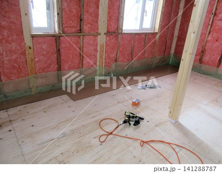 断熱材を施工した木造住宅の室内と床下地の新築現場 断熱材を施工した木造住宅の室内と床下地の新築現場 141288787