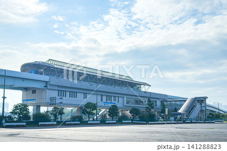 お台場の近代的な駅舎と爽やかな青空 晴れた夏の日の風景 お台場の近代的な駅舎と爽やかな青空 晴れた夏の日の風景 141288823
