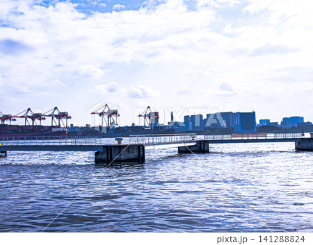 港のクレーンと海辺の風景 晴れた夏の日のウォーターフロント 港のクレーンと海辺の風景 晴れた夏の日のウォーターフロント 141288824