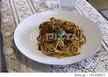 バジルが乗っているトマトソースパスタ バジルが乗っているトマトソースパスタ 141288827