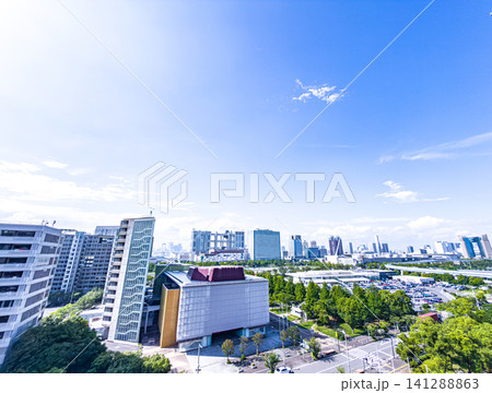 お台場の街並みと広大な青空 晴れた夏の日のパノラマ風景 お台場の街並みと広大な青空 晴れた夏の日のパノラマ風景 141288863