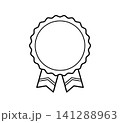 シンプルなモノクロのリボン付き波丸ラベル風イラスト 141288963