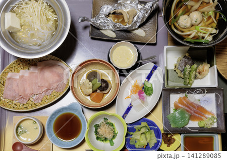 温泉旅館で味わう豚しゃぶと刺身が並ぶ和食会席料理 温泉旅館で味わう豚しゃぶと刺身が並ぶ和食会席料理 141289085