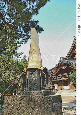 青空に映える尾山神社の金鯰尾兜モニュメントと厳かな社殿 141289198