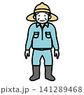 イラスト素材: 帽子と長靴を着用して立つ笑顔の高齢の男性農家 141289468