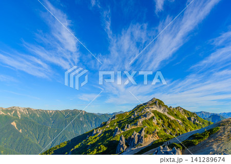 初秋の快晴 燕岳の登山ルートから望むそびえ立つ燕岳と裏銀座の北アルプス風景 初秋の快晴 燕岳の登山ルートから望むそびえ立つ燕岳と裏銀座の北アルプス風景 141289674