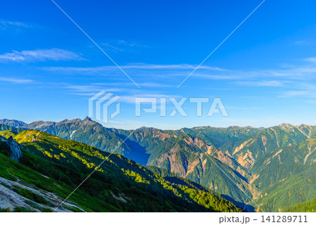 初秋の快晴 燕岳の登山ルートから望む青空にそびえ立つ槍ヶ岳と穂高連峰の北アルプス風景 初秋の快晴 燕岳の登山ルートから望む青空にそびえ立つ槍ヶ岳と穂高連峰の北アルプス風景 141289711