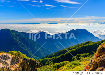 初秋の快晴 燕岳の登山ルートから見下ろす有明山と輝く雲海の向こうに浮かぶ浅間山の風景 初秋の快晴 燕岳の登山ルートから見下ろす有明山と輝く雲海の向こうに浮かぶ浅間山の風景 141289807