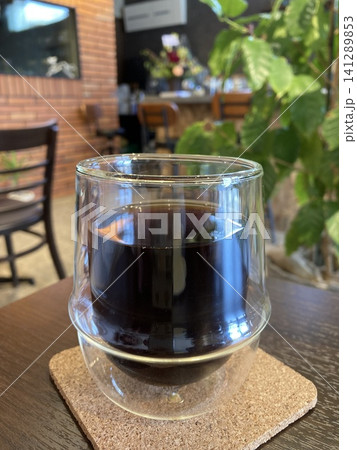 コーヒー専門店で楽しむ一杯|ナチュラルなカフェタイム コーヒー専門店で楽しむ一杯|ナチュラルなカフェタイム 141289853