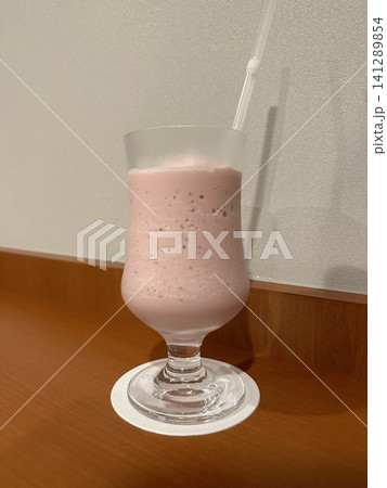 街中のカフェで楽しむいちごみるく|優しいドリンク 街中のカフェで楽しむいちごみるく|優しいドリンク 141289854