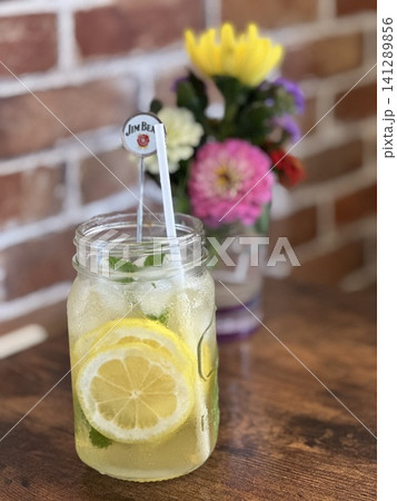 カフェで楽しむレモネード|さわやかな夏のドリンク カフェで楽しむレモネード|さわやかな夏のドリンク 141289856