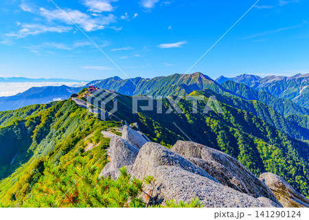 初秋の快晴 燕岳の登山ルートから燕山荘へと戻りつつ一望する続く稜線と北アルプスの風景 初秋の快晴 燕岳の登山ルートから燕山荘へと戻りつつ一望する続く稜線と北アルプスの風景 141290124