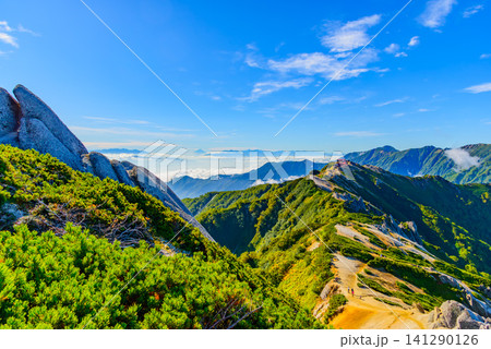 初秋の快晴 燕岳の登山ルートから燕山荘へと戻りつつ一望する続く稜線と北アルプスの風景 初秋の快晴 燕岳の登山ルートから燕山荘へと戻りつつ一望する続く稜線と北アルプスの風景 141290126