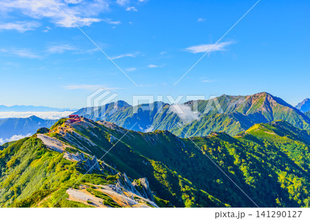 初秋の快晴 燕岳の登山ルートから燕山荘へと戻りつつ一望する続く稜線と北アルプスの風景 初秋の快晴 燕岳の登山ルートから燕山荘へと戻りつつ一望する続く稜線と北アルプスの風景 141290127