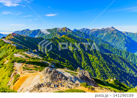 初秋の快晴 燕岳の登山ルートから燕山荘へと戻りつつ一望する続く稜線と北アルプスの風景 初秋の快晴 燕岳の登山ルートから燕山荘へと戻りつつ一望する続く稜線と北アルプスの風景 141290189