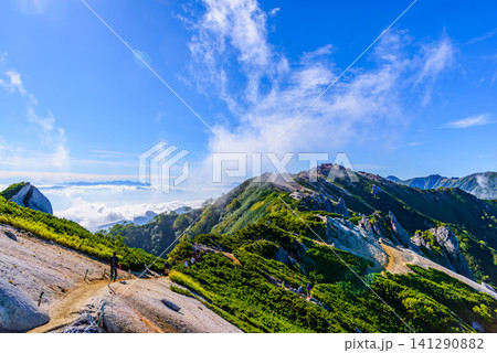 初秋の快晴 燕岳の登山ルートから燕山荘へと戻りつつ一望する続く稜線と北アルプスの風景 初秋の快晴 燕岳の登山ルートから燕山荘へと戻りつつ一望する続く稜線と北アルプスの風景 141290882