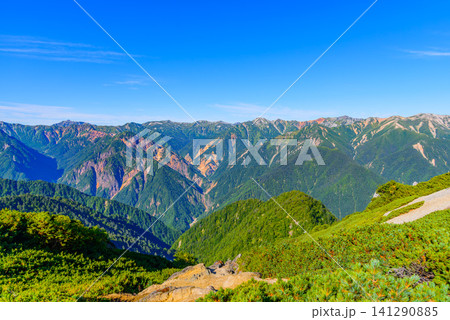 初秋の快晴 燕岳の山頂付近から中望遠で望む双六岳から三俣蓮華岳へのなだらかな稜線風景 141290885