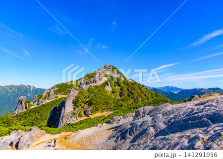 初秋の快晴 燕岳の登山ルートから振り返り望む花崗岩の白い岩肌が点在する登山道と山頂風景 初秋の快晴 燕岳の登山ルートから振り返り望む花崗岩の白い岩肌が点在する登山道と山頂風景 141291056