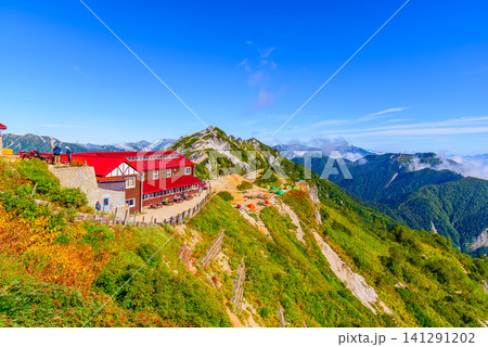 初秋の快晴 燕岳の登山ルートから望むテントや登山客がまばらになった燕山荘と燕岳の風景 初秋の快晴 燕岳の登山ルートから望むテントや登山客がまばらになった燕山荘と燕岳の風景 141291202