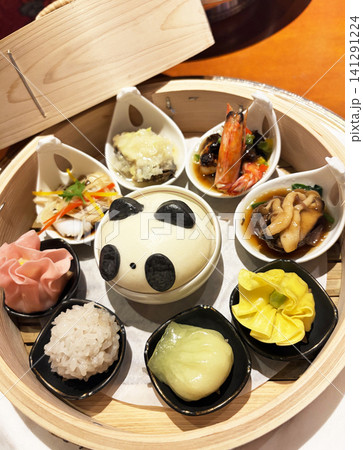 蒸籠蒸しに入った飲茶料理 141291224