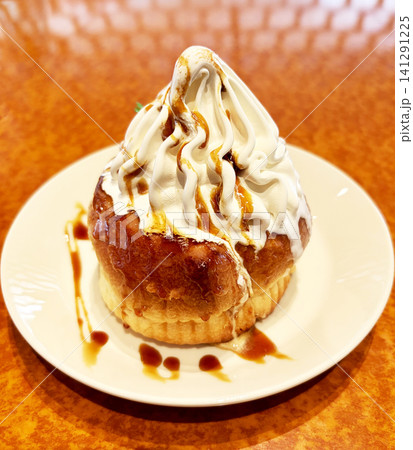 クリームがたっぷりかかったシナモンロール クリームがたっぷりかかったシナモンロール 141291225