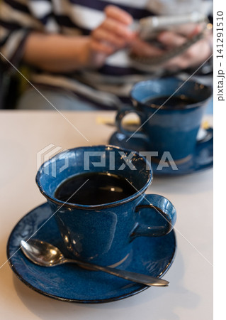 コーヒーを飲む コーヒーを飲む 141291510