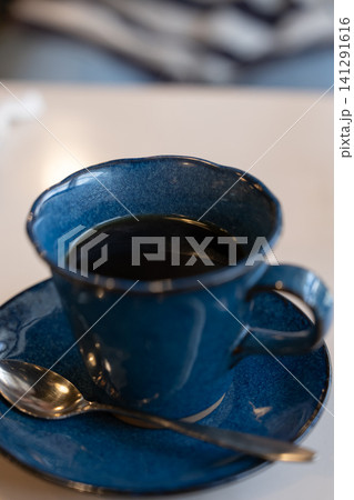 コーヒーを飲む コーヒーを飲む 141291616