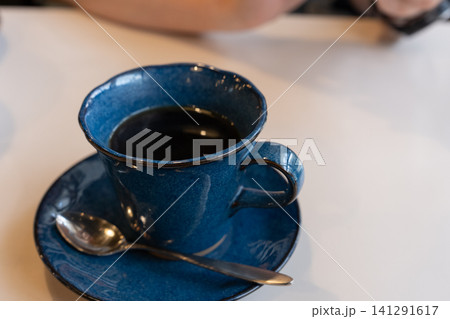 コーヒーを飲む 141291617