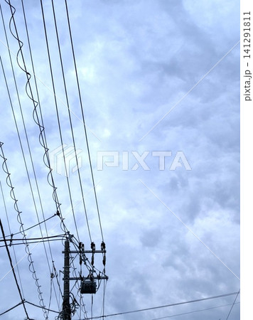 曇り空と電線 141291811
