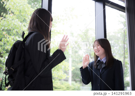 学校で笑顔であいさつを交わす日本人女子中学生や高校生友達2人の下校や登校シーンと学校生活のイメージ 学校で笑顔であいさつを交わす日本人女子中学生や高校生友達2人の下校や登校シーンと学校生活のイメージ 141291963