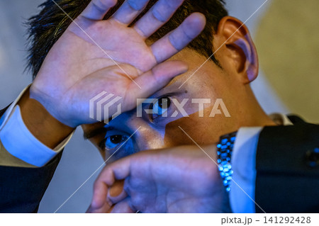 顔を隠す男性 顔を隠す男性 141292428
