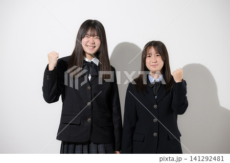 白背景で未来や将来へ向かってがんばるガッツポーズカメラ目線上半身 日本人女子高生や中学生 白背景で未来や将来へ向かってがんばるガッツポーズカメラ目線上半身 日本人女子高生や中学生 141292481
