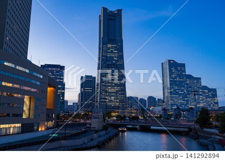 横浜みなとみらいの夜景と高層ビル群 横浜みなとみらいの夜景と高層ビル群 141292894