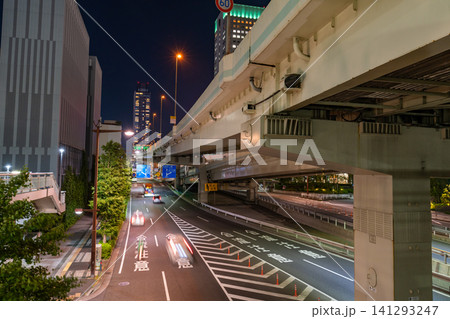 横浜駅周辺の幹線道路と高速道路の夜景 横浜駅周辺の幹線道路と高速道路の夜景 141293247