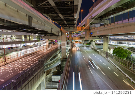 横浜駅周辺の幹線道路と高速道路の夜景 横浜駅周辺の幹線道路と高速道路の夜景 141293251