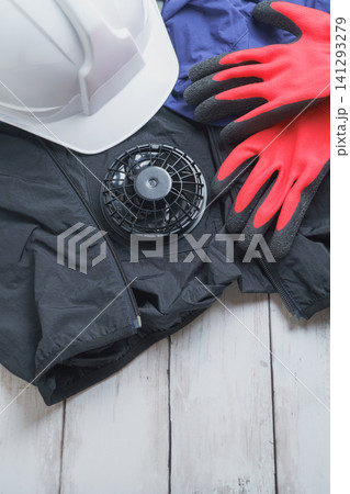 ヘルメットとファン付きウェア|建設現場などの熱中症対策 ヘルメットとファン付きウェア|建設現場などの熱中症対策 141293279