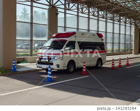 病院に停車中の救急車(消防署名あり) 病院に停車中の救急車(消防署名あり) 141293284