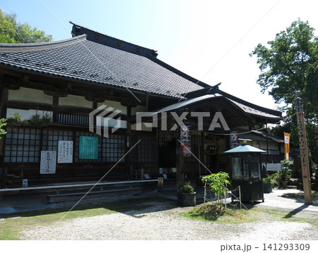 秩父札所午歳総開帳期間の札所十六番・西光寺（本堂・祈願塔・御手綱） 141293309