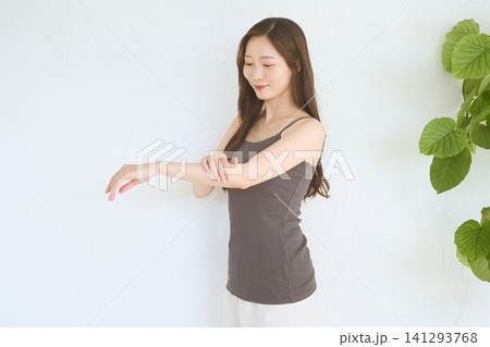 腕の肌を触って確認する若い女性のスキンケアイメージ 腕の肌を触って確認する若い女性のスキンケアイメージ 141293768