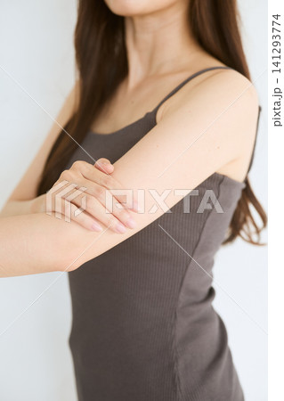 肘の痛みを抱えて腕を押さえる女性 141293774