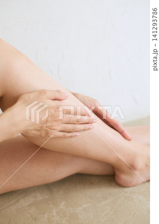 脚のむくみやセルフマッサージをする女性の手元 脚のむくみやセルフマッサージをする女性の手元 141293786