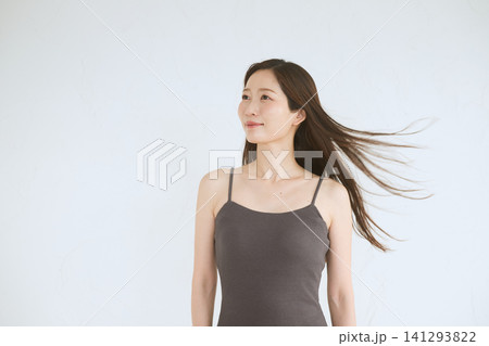 風になびく長い髪と微笑む若い日本人女性のポートレート 風になびく長い髪と微笑む若い日本人女性のポートレート 141293822