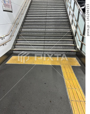 駅構内の階段と点字ブロック バリアフリー対応の公共施設風景 駅構内の階段と点字ブロック バリアフリー対応の公共施設風景 141294153