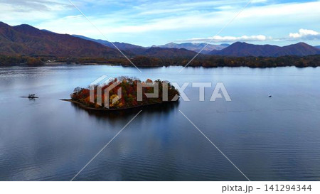 穏やかな秋元湖に浮かぶ紅葉の孤島の空撮風景 穏やかな秋元湖に浮かぶ紅葉の孤島の空撮風景 141294344